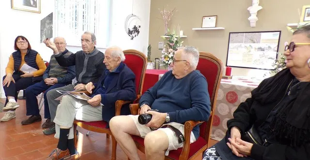photo  le 14 septembre, de gauche à droite : janine chartier, norbert menu (restaurateur de l’œuvre), gérard chartier, guy astruc, rené et dominique paquier.  &copy;  le maine libre 