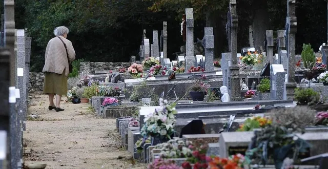 photo  une femme dans un cimetière. photo d’illustration.  &copy;  archives ouest-france 