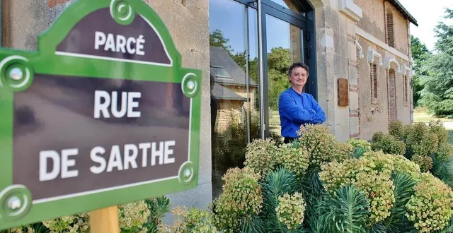 photo  éric dos santos devant l’entrée de sa galerie the artistic red dot, à parcé-sur-sarthe, en juin 2023.  &copy;  archives ouest-france 