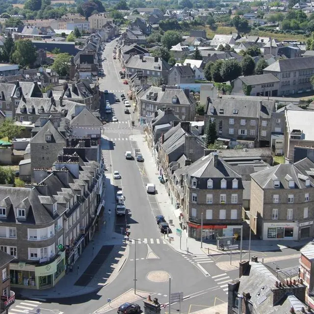 photo la rue de domfront vue depuis l’un des clochers de l’église.  ©  archives ouest-france