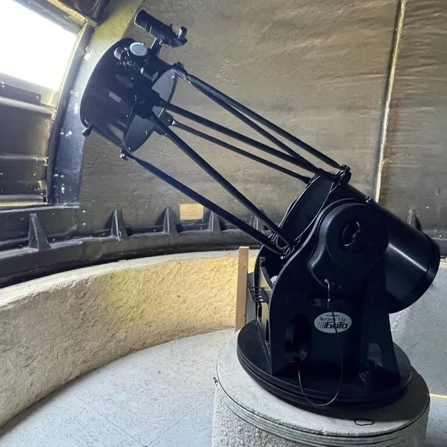 photo ce télescope 350 mm est placé sous la coupole de l’observatoire d’héloup.  ©  archives ouest-france
