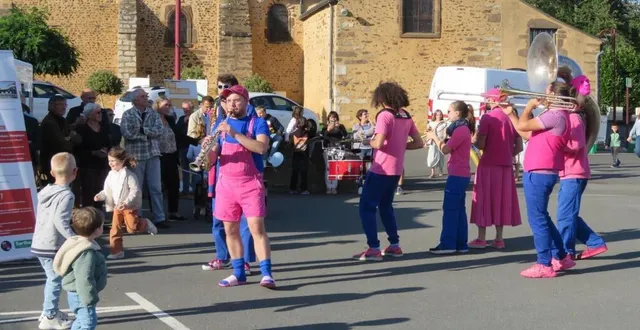 photo  vendredi 13 septembre, la fanfare a animé le marché d’aigné.  &copy;  le maine librel 