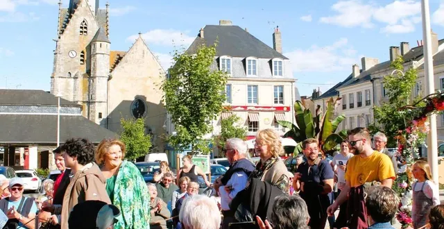 photo  les commerçants se sont unis avec passion pour donner vie à cet événement mémorable notamment lors du défilé de mode.  &copy;  le maine libre 