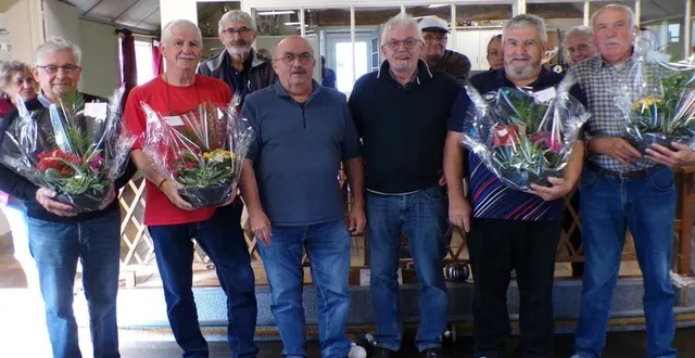 photo  le président michel auvé, associé à michel hardouin, l’a emporté 12 à 9 face au duo roger bouteloup – michel eveilleau.  &copy;  le maine libre 