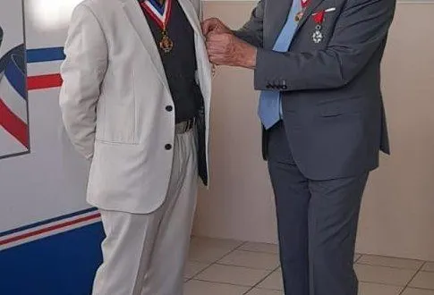 photo  michel bellanger a remis l’insigne de chevalier de l’ordre national du mérite à marc doise.  &copy;  ouest-france 