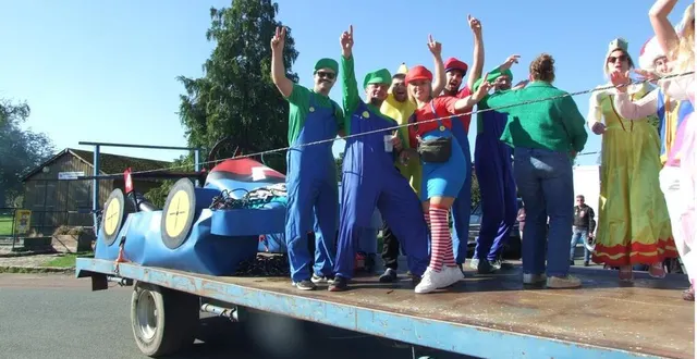 photo  la team le proust avec pour thème mario bros a remporté le prix festif, ici, lors du défilé.  &copy;  ouest-france 