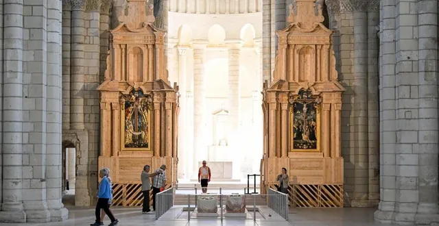 photo  fontevraud-l’abbaye, jeudi 19 septembre 2024. le cimetière des rois retrouve sa place d’antan, au cœur de l’imposante nef de l’église abbatiale.  &copy;  co - josselin clair 