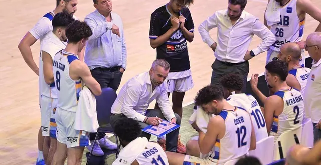 photo  john delay et ses joueurs, lors de la victoire contre fougères.  &copy;  sébastien aubinaud 