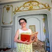 photo  malicorne-sur-sarthe, mardi 30 juillet 2024. laurence voog, propriétaire du château de malicorne, lit les lettres de madame de sévigné dans la chambre qui porte son nom. 