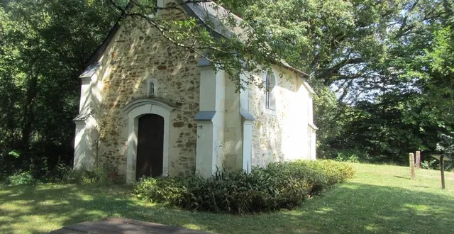 photo  la chapelle de la touche-aux-ânes, petit édifice à pignons élancés, abrite les deux vierges à l’enfant et une trentaine de couronnes de mariées. les couronnes étaient déposées par les jeunes épousées.  &copy;  ouest-france 