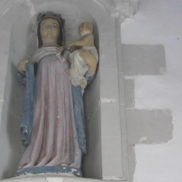 La chapelle abrite les deux Vierges à l’Enfant, celle-ci étant en pierre peinte de 1,25 m de haut d’art populaire selon l’expression de Henri Enguehard, architecte départemental. Elle est vêtue d’une longue robe dont les plis épais descendent aux pieds. Ouest-France photo la chapelle abrite les deux vierges à l’enfant, celle-ci étant en pierre peinte de 1,25 m de haut d’art populaire selon l’expression de henri enguehard, architecte départemental. elle est vêtue d’une longue robe dont les plis épais descendent aux pieds. © ouest-france