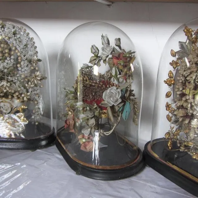 La couronne de mariée est toujours composée de fleurs souvent d’oranger, signe de virginité. Amidonnage, séchage, découpe, gaufrage, puis montage des éléments, la fabrication est confiée à un artisan. Fleurs, feuillage, miroirs et nœuds sont tous porteurs d’un message symbolique. Ouest-France photo la couronne de mariée est toujours composée de fleurs souvent d’oranger, signe de virginité. amidonnage, séchage, découpe, gaufrage, puis montage des éléments, la fabrication est confiée à un artisan. fleurs, feuillage, miroirs et nœuds sont tous porteurs d’un message symbolique. © ouest-france