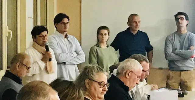 photo  à l’arrière-plan, de gauche à droite, nathalie morgant, maire de parigné-l’évêque et l’équipe d’energiter : kevin michel, chef de projet, romane valignat, consultante en concertation, raphaël rousseau, référent agricole, et nicolas sicot, responsable développement.  &copy;  ouest-france 