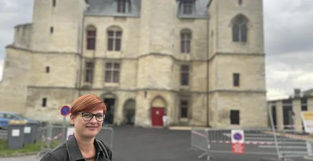 photo  nadège bretonnet, médiatrice du patrimoine, devant le logis ducal qui sert de palais de justice à argentan depuis 1827.  &copy;  ouest-france 