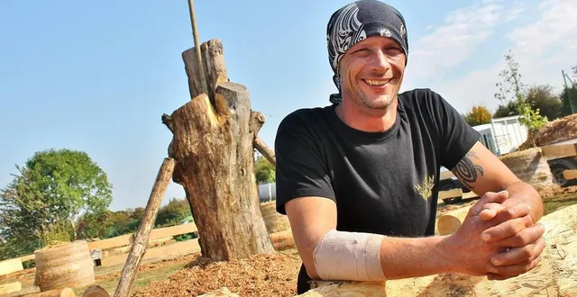 photo  benjamin genot-guittet, l’un des organisateurs, pose dans l’enceinte qui servira à la finale du championnat de france de sculpture à la tronçonneuse, au comice de brûlon, samedi 21 et dimanche 22 septembre.  &copy;  ouest-france 