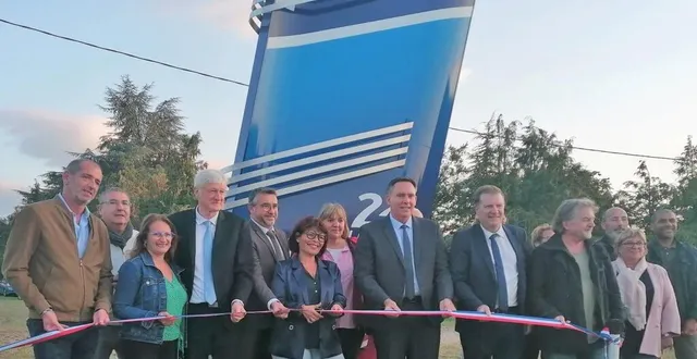 photo  élus locaux, départementaux, sénateur, partenaires et concepteurs du totem réunis pour son inauguration.  &copy;  le maine libre 