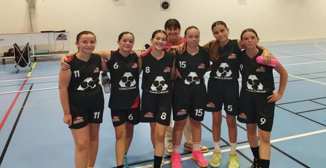 photo  ici, l’équipe féminine u15 pour la saison 2024-2025 et leur entraîneuse, vanessa leturmy.  &copy;  ouest-france 