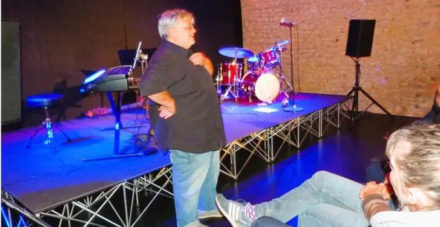 photo  patrick marty, organisateur de cette soirée, accueille le public venu nombreux.  &copy;  ouest-france 