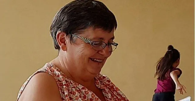 photo  francine degoullet, avec deux collègues, diront au revoir aux enfants de l’école.  &copy;  ouest-france 