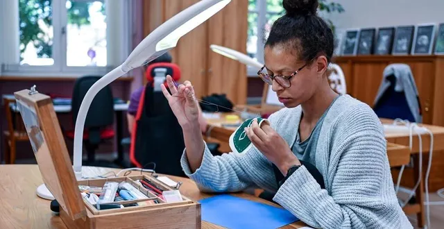 photo  « c’est une activité qui demande une précision chirurgicale », explique pauline nkundwanabake.  &copy;  mathis harpham / ouest-france 