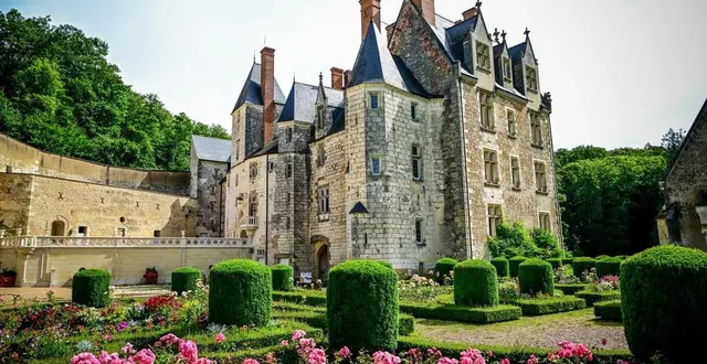 photo  au château de courtanvaux, après la visite, faites le plein de livres.  &copy;  photo le maine libre – yvon loué 