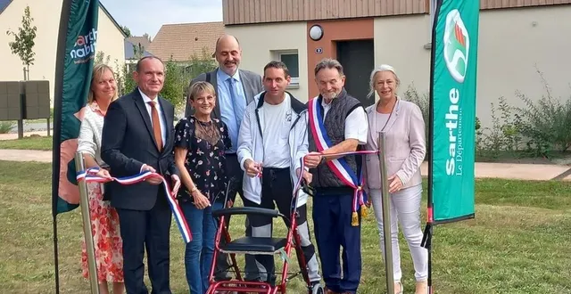 photo  des locataires entourent le maire de fillé-sur-sarthe luc-marie faburel et emmanuel franco, président de la cdc du val de sarthe.  &copy;  le maine libre 