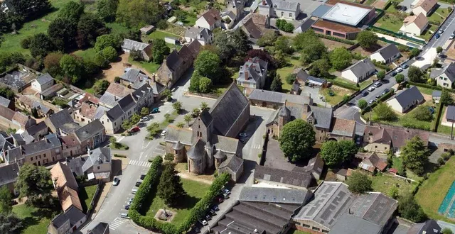 photo  une vue du ciel du bourg de brûlon, au niveau de la place gautier-chevreuil, en 2017.  &copy;  philippe chérel / archives ouest-france 
