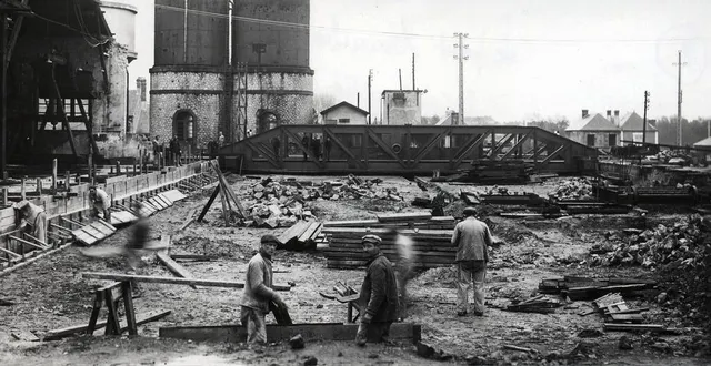 photo  la guerre n’est pas encore finie qu’il faut déjà penser à la reconstruction des villes. notamment celle d’argentan, sinistrée à 88 %. cette photo prise en 1952 montre la reconstruction d’un pont sncf de 120 tonnes.  &copy;  archives photo boucher 