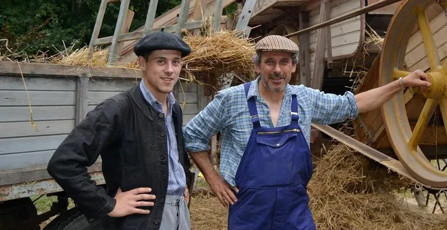photo  jean-pierre boisnard et son fils bastien en costume d’époque, devant l’antique moissonneuse-batteuse.  &copy;  ouest-france 