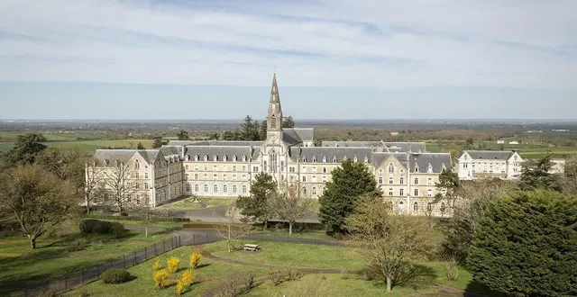 photo  deux représentations théâtrales seront proposées dans le parc de la congrégation des sœurs à la salle-de-vihiers.  &copy;  osez mauges 