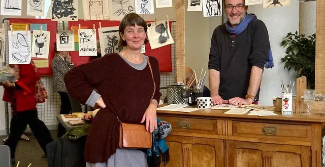 photo  un comptoir et des fils : c’est le bar à dessins de jean-louiscornalba (ici à alençon dans l’orne avec son épouse, cofondatrice du bar à dessins).  &copy;  baradessins 