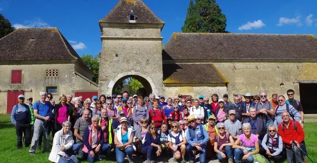 photo  les participants à la randonnée de samedi ont fait halte à cherres.   &copy;  le maine libre 