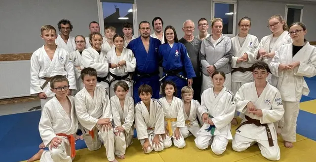 photo  au milieu de ses coéquipiers du jc écouché, héléa bailleul - en bleu, entourée de son professeur benoit hubert et de joël poussier, adjoint aux sports - a fêté l’obtention de sa ceinture noire. derrière la jeune championne, son père, grégoire, qui l’a amené sur les tatamis à l’âge de 4 ans.  &copy;  ouest-france 