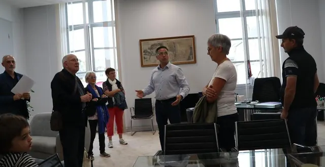 photo  dans son bureau, nicolas leudière, le maire, a accueilli les visiteurs inscrits à la visite de la mairie dans le cadre de la 41e édition des journées européennes du patrimoine.  &copy;  ouest-france 