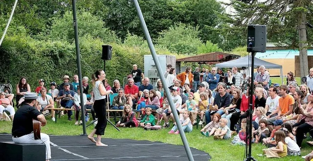 photo  bénévoles et habitants ont découvert les photos de la 19e édition du festival kikloche.  &copy;  le maine libre 