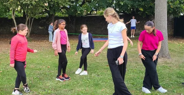 photo  les danseuses de l’escal transmettent leur passion de la danse aux collégiennes de l’établissement saint-jean-notre-dame- saint- paul.  &copy;  le maine libre. 