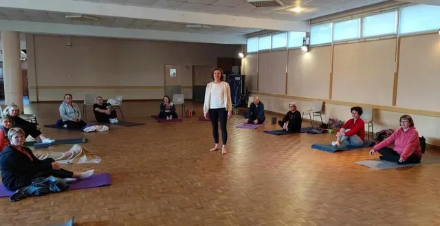 photo  fabienne ragueneau, la professeure de yoga au milieu des adhérents.  &copy;  le maine libre 