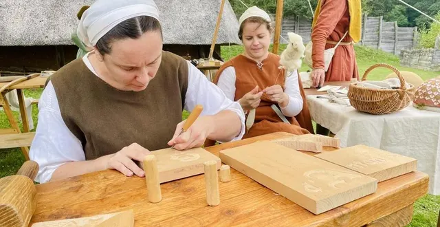 photo  pour les journées européennes du patrimoine, la visite du château à motte de saint-sylvain-d’anjou est l’occasion d’en savoir plus sur la vie au xiie siècle.  &copy;  ouest-france 
