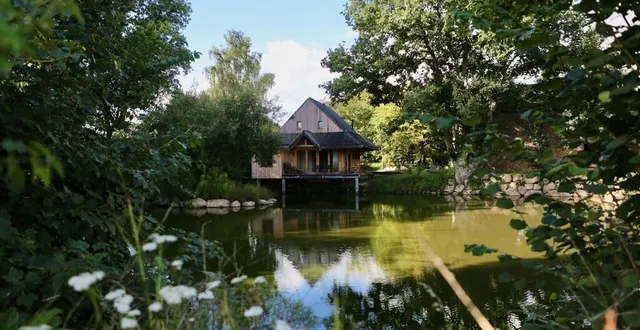 photo  accessible par une petite passerelle, le pavillon japonais est un lieu paisible tourné vers l’étang.  &copy;  christine raout 