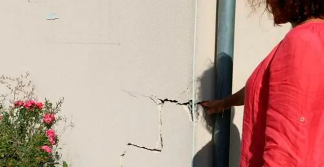 photo  dénonçant la non-reconnaissance de catastrophe naturelle pour 52 communes en sarthe, l’association urgence maisons fissurées organise une réunion publique au mans, mardi 24 septembre 2024.  &copy;  archives ouest-france 