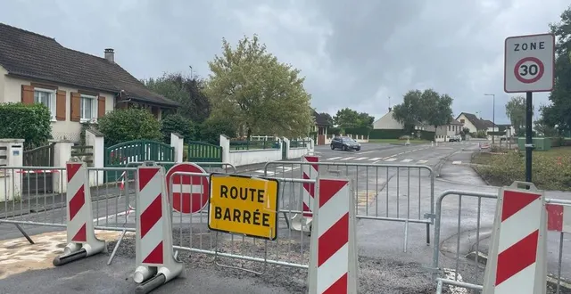 photo  un automobiliste en fuite a percuté un lampadaire rue fleury, à cerisé, samedi 21 septembre 2024. le moteur a été projeté en dehors du véhicule et a endommagé la chaussée.  &copy;  ouest-france 
