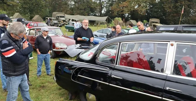 photo  la tetraplan de jérôme lerat a attiré l’œil des curieux, très étonné de voir une telle berline des années 1950 construite en tchécoslovaquie sous le régime communiste et parfaitement restaurée.  &copy;  ouest-france 