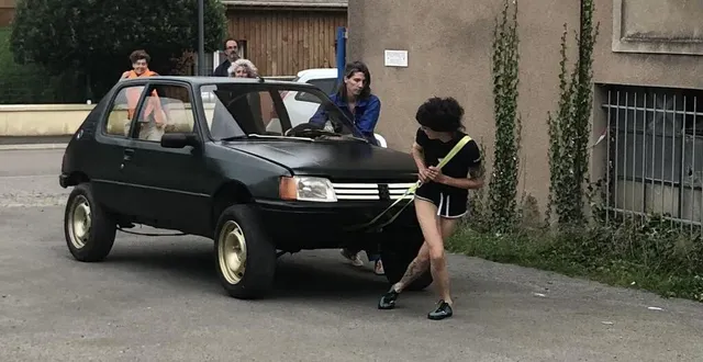 photo  la sculptrice lucille jallot a présenté son œuvre, « drackie », une peugeot 205 dépourvue de son moteur et à l’intérieur gainé en cuir, à saint-georges-des-groseillers, dans l’orne.  &copy;  ouest-france 