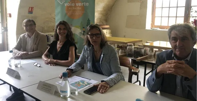 photo  de g. à dr : hervé roncière, shelly de vito, galiène cohu, michel dutheil.  &copy;  le maine libre 