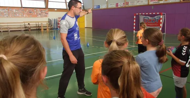 photo  stéphane girard avec une des 36 équipes du club.  &copy;  ouest-france 