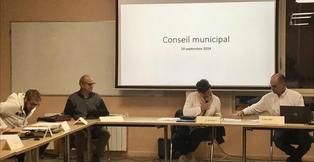 photo  lors du conseil municipal, jeudi, les élus ont voté la création de deux postes municipaux.  &copy;  ouest-france 