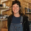 photo chloé carnet, potière à bréel, commune déléguée d’athis-val-de-rouvre (orne), dans son atelier.