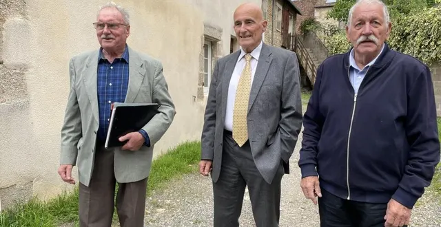 photo  jacques roullée et jean-claude douvry, anciens policiers d’alençon, posent avec leur ancien commissaire, marc feral, rue des granges, sur les lieux de la fusillade à l’issue de laquelle jean-charles willoquet est mort en 1990.  &copy;  ouest-france 