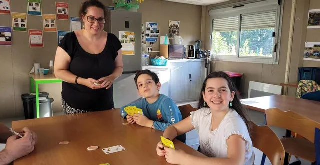 photo  fiona bernardelli en pleine pause jeu avec gaston (8 ans) et marylou (10 ans) venus passer un moment en famille.   &copy;  le maine libre 