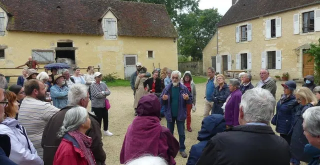 photo  jean bouthry a expliqué des activités de la ferme à partir des outils retrouvés par jenny hemans.  &copy;  ouest-france 